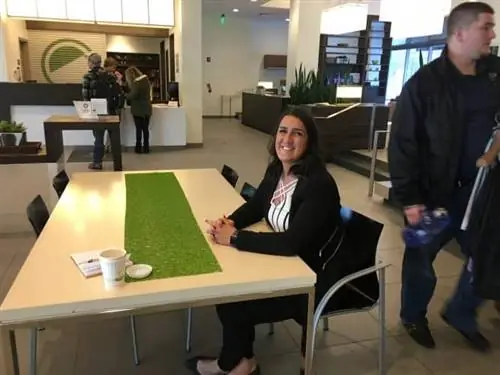 Менеджер стойки регистрации Алекс в Element Seaport Boston. Гостям нравится большой вестибюль с многочисленными зонами отдыха.