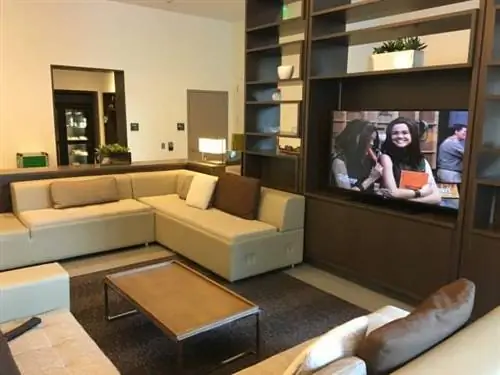 В вестибюле морского порта «Элемент» есть много мест, где гости могут поработать, отдохнуть или выпить.