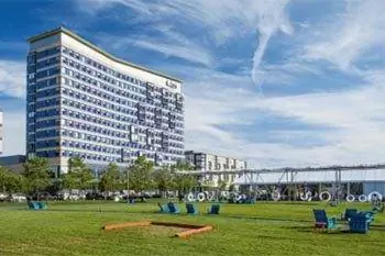 Морской порт Aloft, расположенный рядом с морским портом Element в Бостоне, выходит на зеленую улицу D Street, где проходят многие мероприятия.