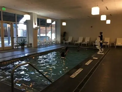 Бассейн с морской водой в отеле Element Seaport Boston.