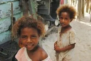 Местные девушки в деревне.