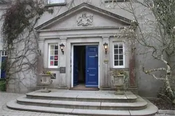 Элегантный вход в загородный дом Данброуди.