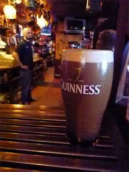 Пинта Гиннеса всегда вкуснее в ирландском пабе.