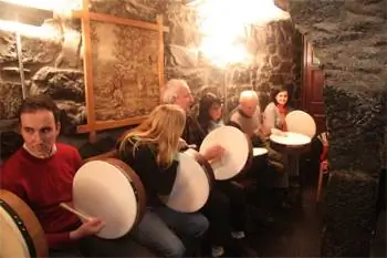 Игра на барабанах в духе Эрика Клэптона, бывшего владельца замка Барберстаун.