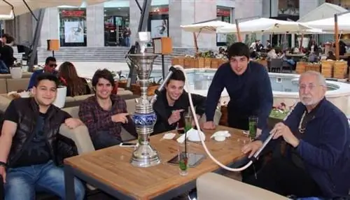 Шиши в кафе. Автор знакомится с местными мальчишками.