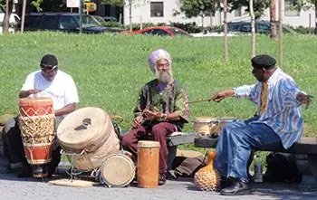 Африканские мужчины играют на барабанах в Южном Бронксе. Фотографии Дэниела Рейнольдса Ривейро