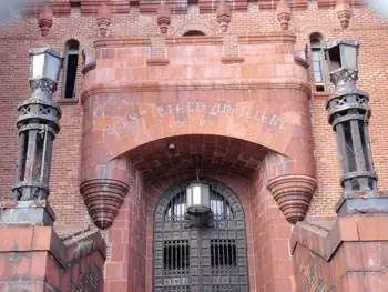 Оружейная палата Кингсбриджа, построенная в 1913 году.