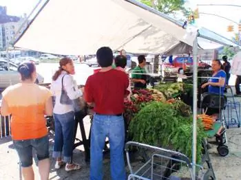 Товарный киоск на тротуаре в Южном Бронксе.