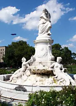 Статуя Лорелей на углу 161-й улицы и Большого зала.