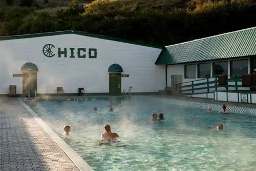 Chico Hot Springs - легендарный курорт на юго-западе Монтаны с огромными бассейнами с подогревом и первоклассной картой вин, а также верховой ездой и спа-салоном.