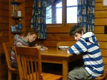 Внутри уютной хижины в парке Кейп-Бланко, побережье Орегона.