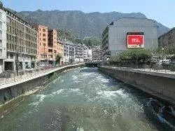 Рядом с отелем Novotel-Andorra протекает бурная река.