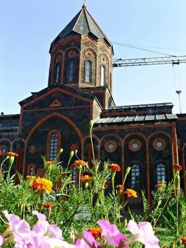 Гюмрийская церковь Святого Спасителя (1850-е гг., подъемный кран после реконструкции после землетрясения 1988 г.)