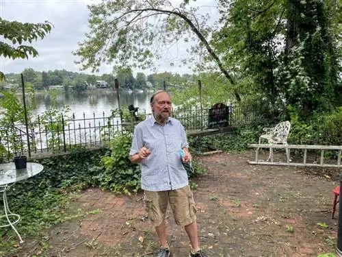 Питер Пророк стоит возле своей галереи искусства и антиквариата на берегу реки Делавэр в Ламбертвилле.