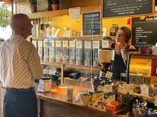 Начните свой день с холодного напитка или горячего напитка в Lambertville Trading Company.