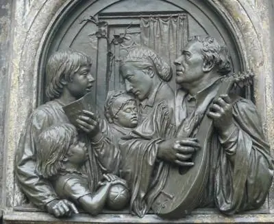 Мартин Лютер играет на лютне со своей женой и семьей. Рельеф из Мемориала Лютера в Эйслебене. Фотографии Стивена Хартшорна.