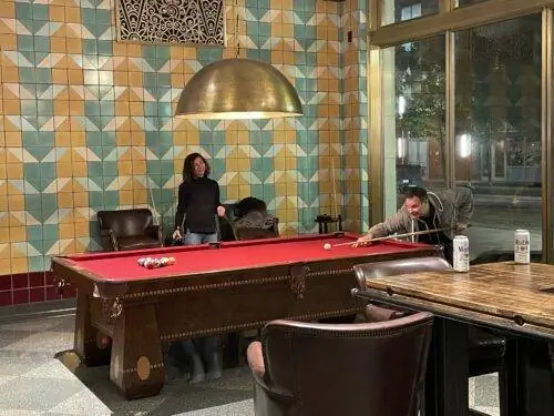 бильярдный стол в отеле Bottleworks, Индианаполис