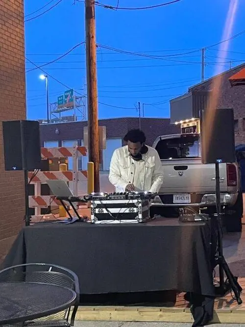 DJ в переулке возле бара Gordons Milkshake