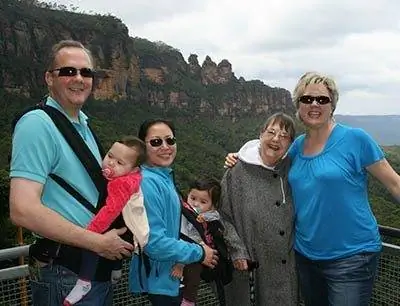 Автор и ее семья в Голубых горах Австралии.