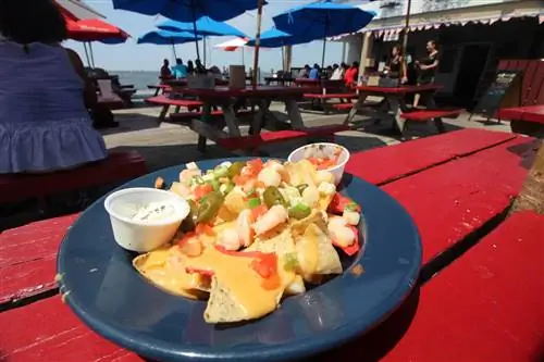 Начос с морепродуктами Waterman's Crab House.. Полуостров Делмарва