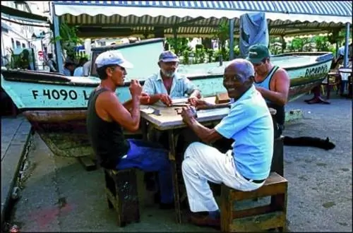 Мужчины в Сан-Антонио-де-лос-Банос играют в кубинскую версию домино. Разговоры во время игры разрешены и поощряются игроками и людьми, наблюдающими за игрой.