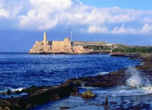 Крепость Эль-Морро, построенная испанцами в 1589 году, расположена вдоль реки Малекон в Гаване.