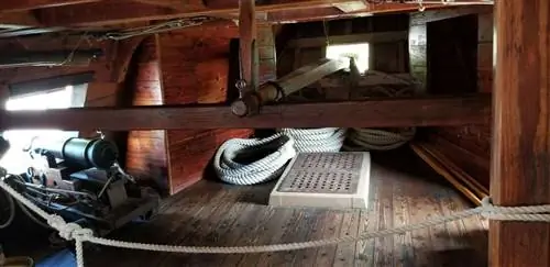 Внутри тесных помещений одного из кораблей.