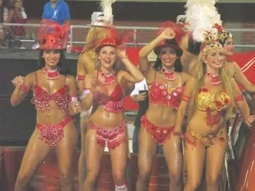 Танцующие девушки на карнавале Encarnacion в Парагвае. Узнайте больше об этой очень редко посещаемой стране в Южной Америке.