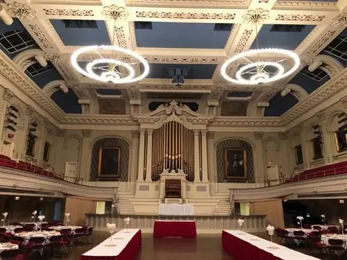 Сцена Mechanic's Hall в Вустере.