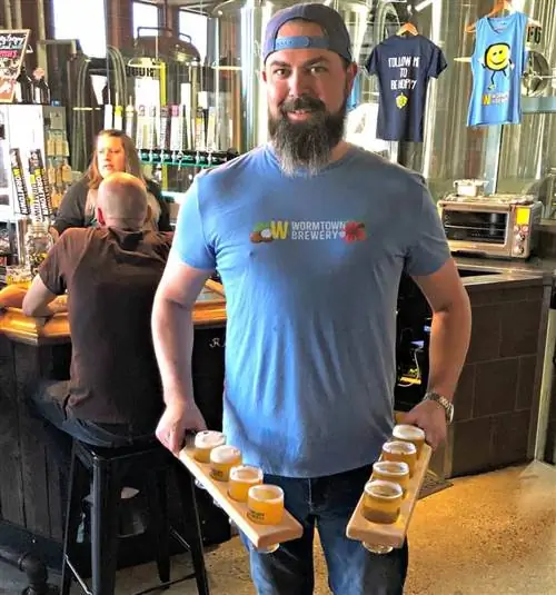 Джош Супренант, помощник управляющего баром пивоварни Wormtown Brewery в Вустере.