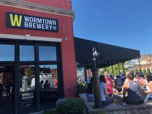 Открытый пивной ресторан Wormtown Brewery - прекрасное место для отдыха с местным пивом.