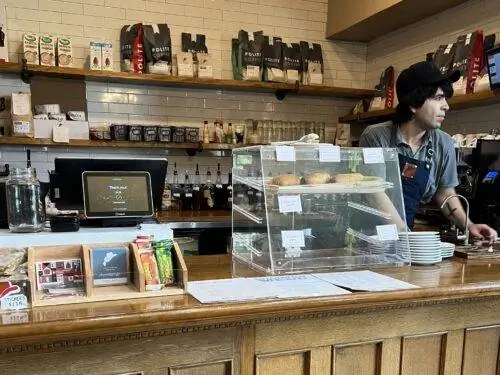 Вежливые обжарщики кофе расположены в историческом доме Кайла в центре Брайана.