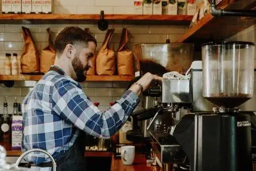 Стив Тернер, главный обжарщик в Polite Coffee, где они подают