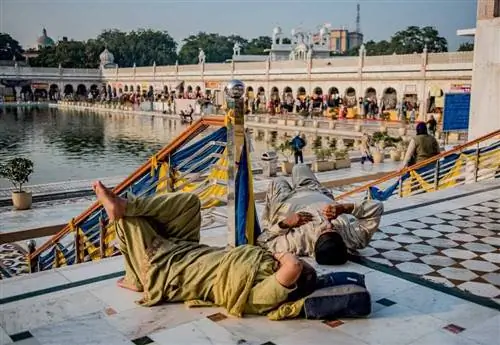 Одна из восхитительных причин посетить мирный Гурудвара Банла Сахиб - это отдохнуть от шумного, напряженного ритма Дели.