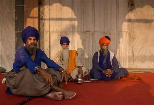 Сикхи, прошедшие крещение, должны носить пять предметов, в том числе тюрбан для прикрытия нестриженных волос, небольшой деревянный гребешок, железный браслет, специальное нижнее белье и кинжал.