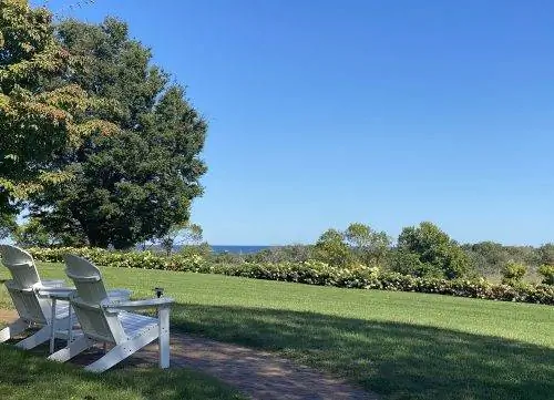 Вид с удобных кресел Adirondack в отеле Inn at Castle Hill, Ипсвич, Массачусетс.