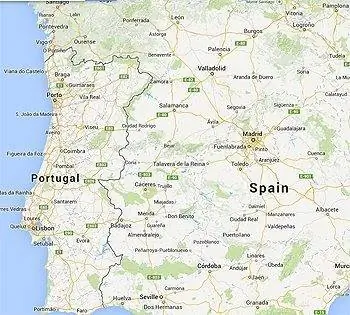 Касерес расположен на юге Испании недалеко от Португалии. тапас