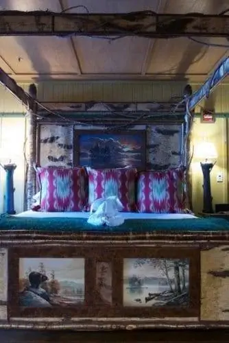Номер Lake Placid Lodge, оформленный в старинном стиле.