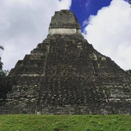 Один из многих храмов на руинах майя в Тикале, Гватемала.