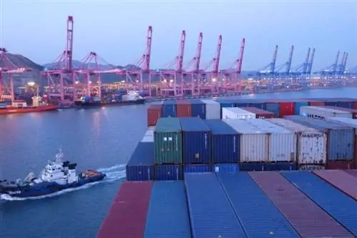 Море контейнеров на грузовом корабле. грузовое путешествие