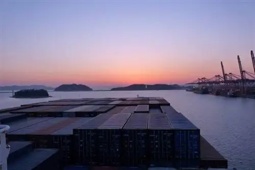 Путешествие на грузовом судне: с заходом солнца корабль начинает свой 30-минутный разворот с буксирами, а затем направляется в Тихий океан.