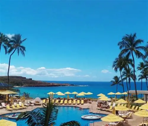 Виды на залив Хулопо из бассейна отеля Four Seasons Lanai