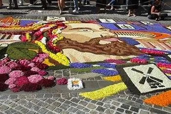 Спелло, Италия: Infiorata покрывает улицы цветами