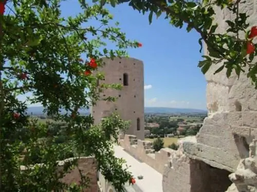 Замок в Спелло, Италия.