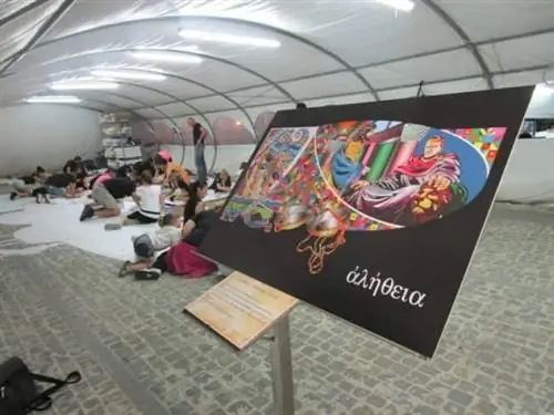 Подготовка к большому дню Infiorata в Спелло, Италия.