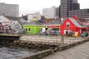 На набережной Галифакса есть 3-километровый променад и корабли.