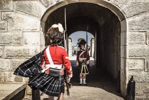 Реконструкторы изображают смену караула у Цитадели Галифакса.