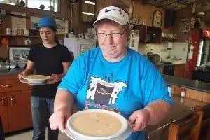 Энни Уайт со своим супом из морепродуктов в ресторане Deck в Блэндфорде.