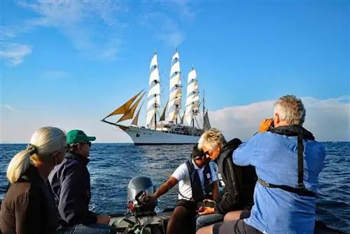 Зодиаки берут пассажиров на фото-сафари, чтобы снять Sea Cloud с поднятыми парусами.