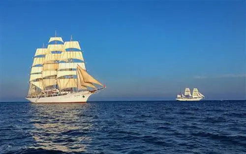 Sea Cloud (слева) часто плывет с родственным кораблем Sea Cloud II в осенних круизах вдоль побережья Испании.